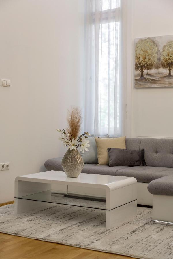 Luxurious & Spacious Downtown Residence In Liszt Ferenc Square Budapest Extérieur photo
